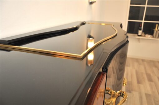 Pianolacquer, handpolished, brass&chrome fittings, adjustable shelves