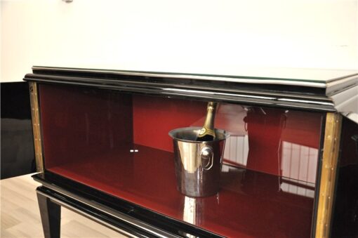 highgloss paintjob, handpolished, chromelines and fittings, interior with red glas, topplate made of lacobelglas