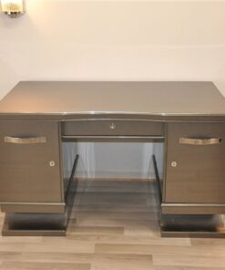 astonishing color: 10-layers of metallic grey paintjob, big chromehandles, great feet and a wonderful design, free adjustable