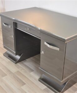 astonishing color: 10-layers of metallic grey paintjob, big chromehandles, great feet and a wonderful design, free adjustable