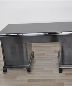 timeless Design - 8 Elegant feet, highglossblack pianolacquer, discreet chromeapplications, free adjustable