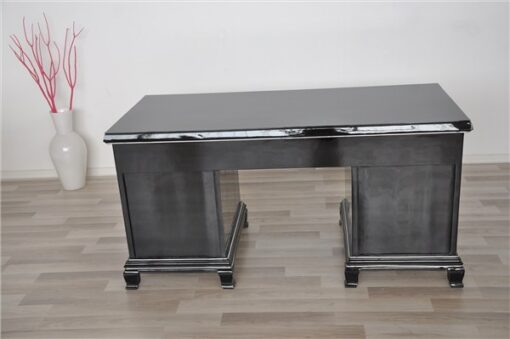 timeless Design - 8 Elegant feet, highglossblack pianolacquer, discreet chromeapplications, free adjustable