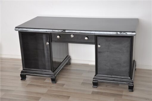 timeless Design - 8 Elegant feet, highglossblack pianolacquer, discreet chromeapplications, free adjustable