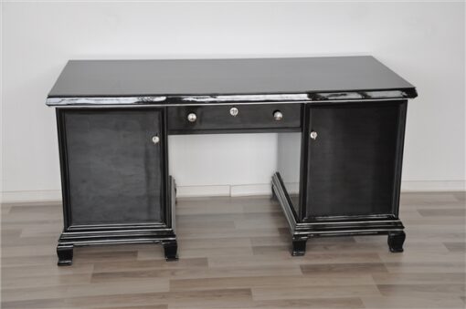 timeless Design - 8 Elegant feet, highglossblack pianolacquer, discreet chromeapplications, free adjustable