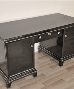 timeless Design - 8 Elegant feet, highglossblack pianolacquer, discreet chromeapplications, free adjustable