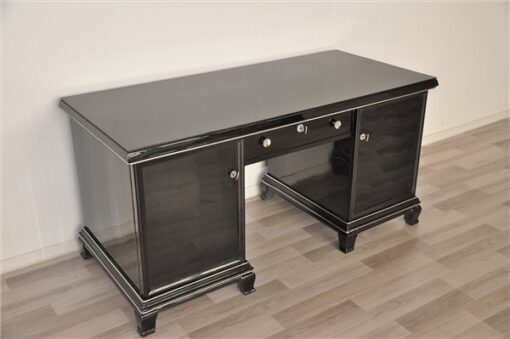 timeless Design - 8 Elegant feet, highglossblack pianolacquer, discreet chromeapplications, free adjustable