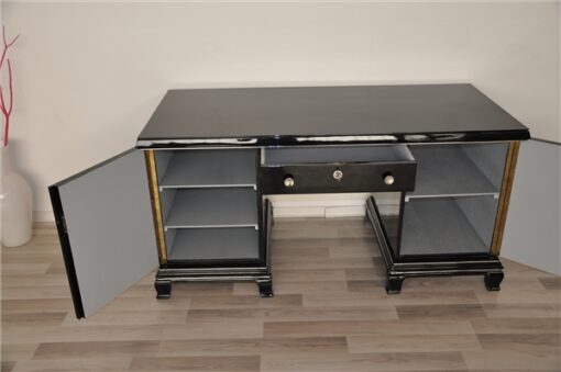 timeless Design - 8 Elegant feet, highglossblack pianolacquer, discreet chromeapplications, free adjustable