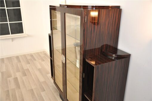 Art Deco Macassar Vitrine, great furnier, mirrored back panel, glas shelves, feet in highgloss black