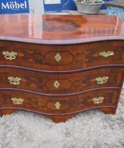 Walnut Wood Baroque Commode from circa 1750. Baroque Chest of Drawers, Original Baroque Funiture, Antique Commode, Antique Chest of Drawers