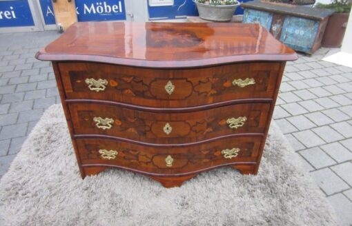 Walnut Wood Baroque Commode from circa 1750. Baroque Chest of Drawers, Original Baroque Funiture, Antique Commode, Antique Chest of Drawers