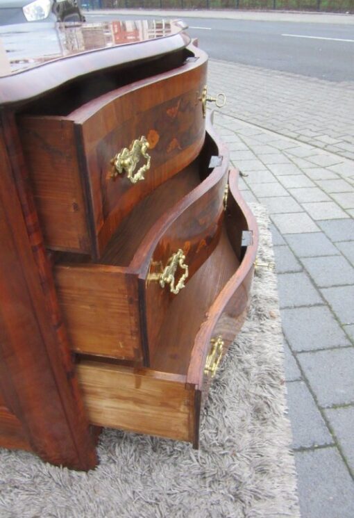 Walnut Wood Baroque Commode from circa 1750. Baroque Chest of Drawers, Original Baroque Funiture, Antique Commode, Antique Chest of Drawers