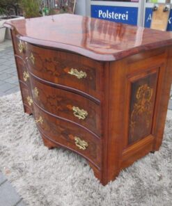 Walnut Wood Baroque Commode from circa 1750. Baroque Chest of Drawers, Original Baroque Funiture, Antique Commode, Antique Chest of Drawers