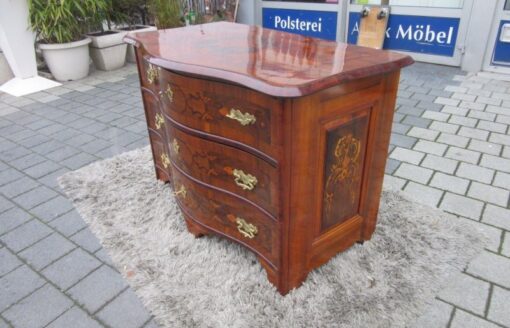 Walnut Wood Baroque Commode from circa 1750. Baroque Chest of Drawers, Original Baroque Funiture, Antique Commode, Antique Chest of Drawers