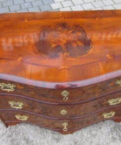 Walnut Wood Baroque Commode from circa 1750. Baroque Chest of Drawers, Original Baroque Funiture, Antique Commode, Antique Chest of Drawers