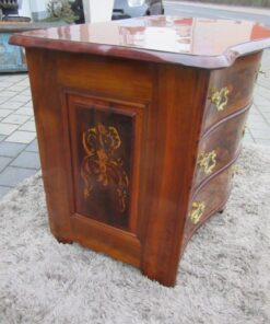 Walnut Wood Baroque Commode from circa 1750. Baroque Chest of Drawers, Original Baroque Funiture, Antique Commode, Antique Chest of Drawers