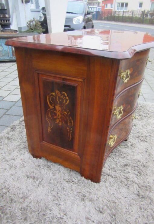 Walnut Wood Baroque Commode from circa 1750. Baroque Chest of Drawers, Original Baroque Funiture, Antique Commode, Antique Chest of Drawers